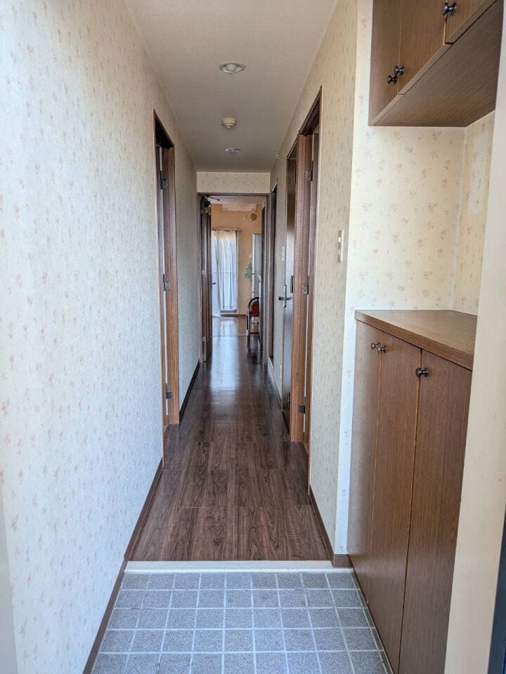 靴箱や上部に収納のついている玄関です。