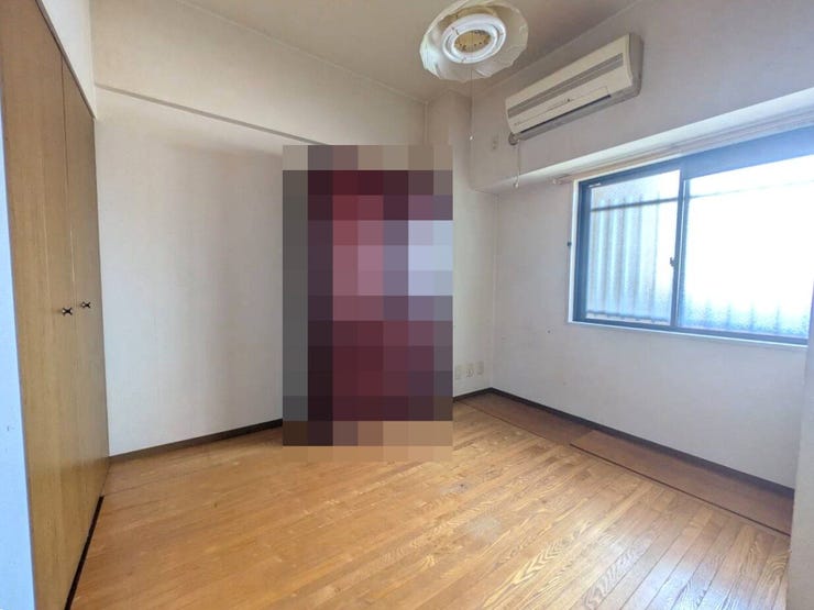 玄関横の約5.3の洋室です。腰高窓もあり明るい室内です。クローゼットも付いております。
※一部家具・家電・生活用品等をAI画像処理により除去しております