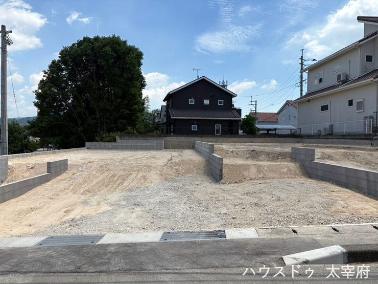 【外観】
■所在地:太宰府市高雄2丁目
■建物構造:木造
■駐車台数:2台
■現況:建築中
■引渡日:相談
【2026年11月完成予定】