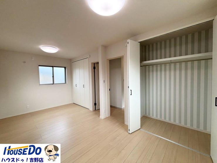 洋室9帖。将来的には2部屋に仕切れるように、ドアと収納を2つ設置しています。お子様が小さなうちは家族の寝室として広く、子供部屋を作るときは真ん中で仕切れます。