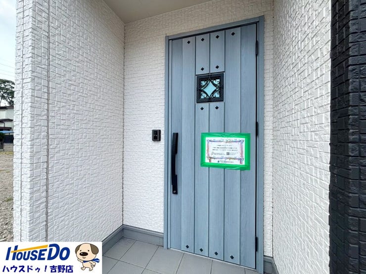 玄関には屋根があるので、雨の日でもゆとりをもって出入りできますね♪