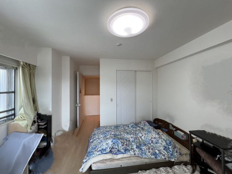 上の階の南側の洋室!9.2帖+ウォークインクローゼットのあるお部屋です!2面採光で明るく風通し良好です!