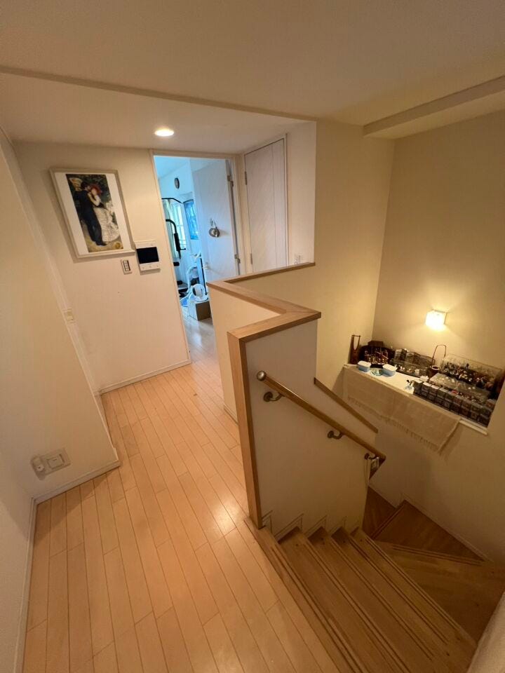 階段を上がった上の階の踊り場です!マンションの一室とは思えない雰囲気です!