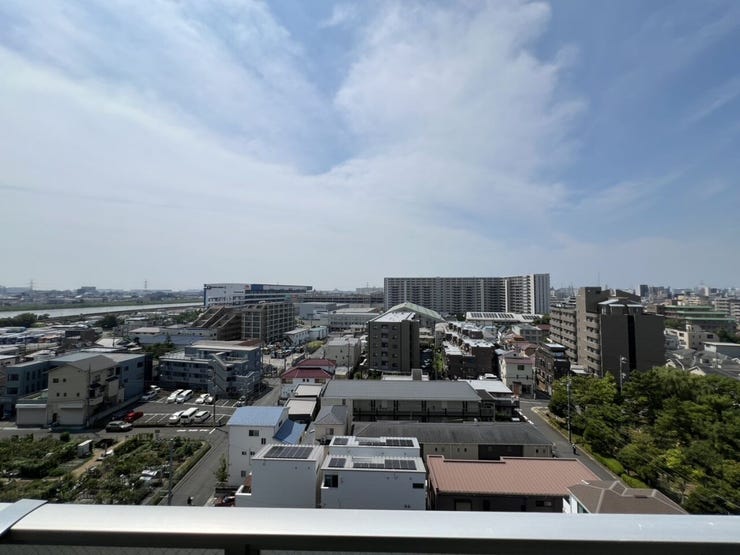 上の階のバルコニーからの眺望です!青空が気持ちいいです!
