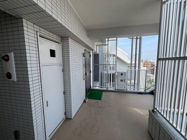 玄関前!広々ゆったりした共用部分があり、このフロアは2住戸です!