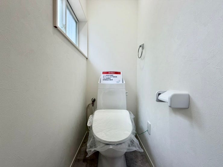 トイレには換気扇だけでなく、窓も付いているのでとっても明るい!空気の入れ替えもしやすく、匂いもこもらず、いつも清潔な空間を保てますね♪