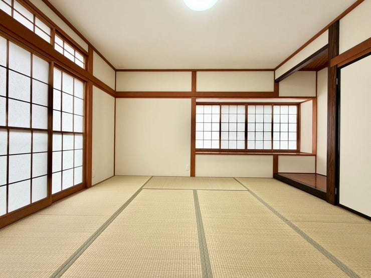 8畳の和室は、小さなお子様のお着替えやおむつ替え、お昼寝スペースとして大活躍!柔らかい畳の上なら安心ですね♪