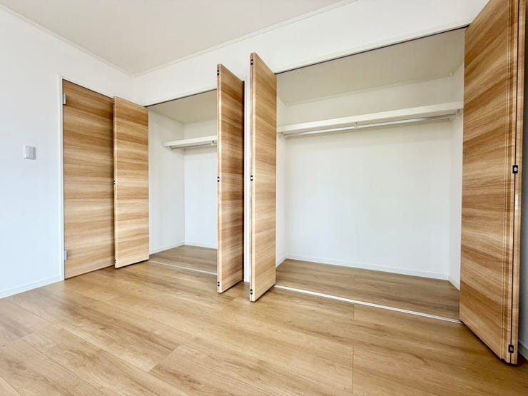 主寝室には2つのクローゼットを完備!各お部屋にも収納があり、荷物が多いご家族でも安心の、収納豊富な間取りです♪