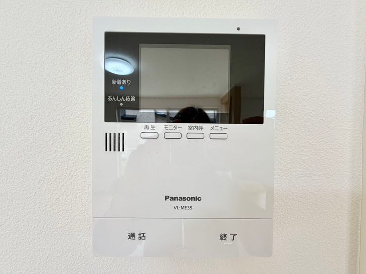 TVモニター付きインターホンで、お部屋の中から訪問者が確認できます!声だけでなく顔も見えるので、セキュリティ面でも安心感がありますね♪