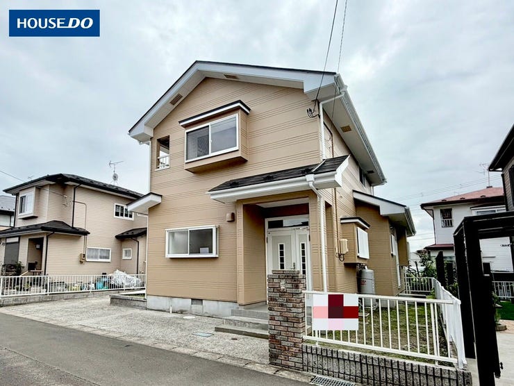 【外観】
外装、屋根は塗装済みです♪小学校、コンビニは徒歩10分圏内になります。