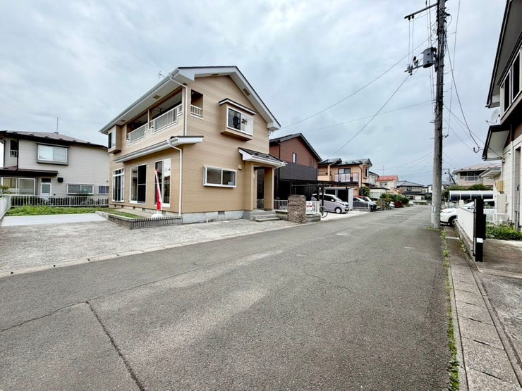 前面道路は、6mあるので駐車がしやすく出し入れがしやすいです♪