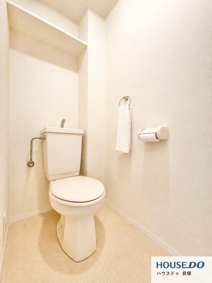 清潔感のある明るいトイレ空間♪上部棚付きで、日用品の収納にも便利です!