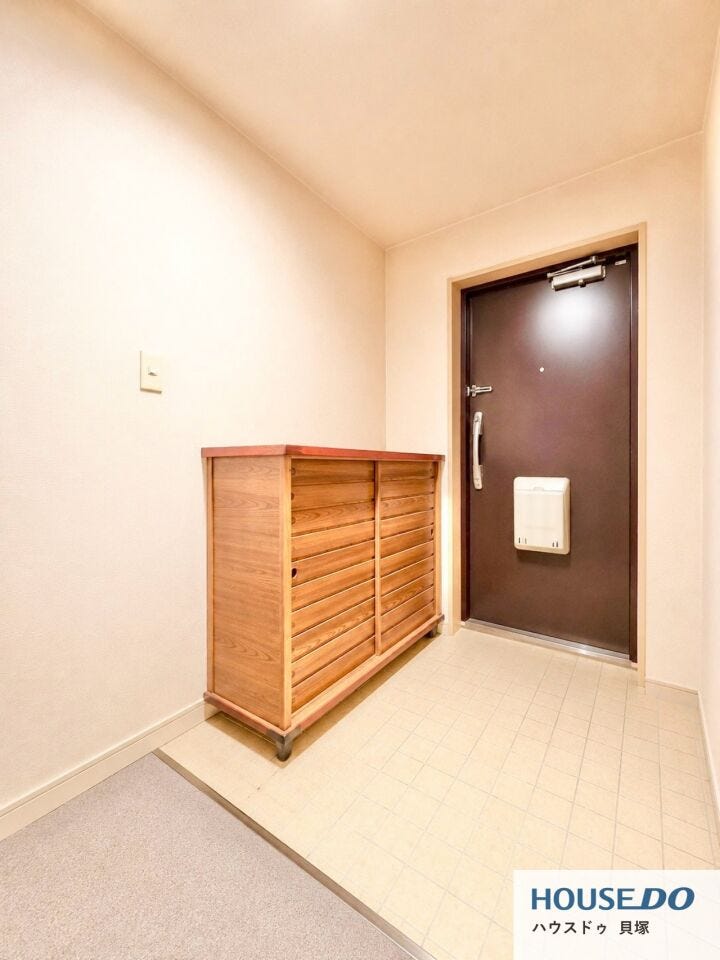 玄関は横幅も広く家族一緒に外出する際、並んで靴もはけるゆったりとした空間です!