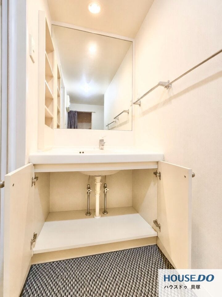 収納が充実しているので、化粧品や洗面道具といった小物をはじめ、洗剤のストックやお掃除道具などもまとめて収納することができます。