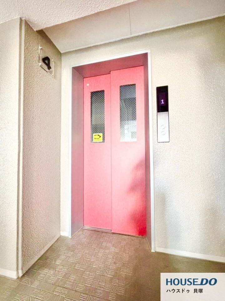 エレベーター付きマンションです。
荷物が多い日やお買い物帰りも移動がしやすく、上階への行き来も快適。日々の暮らしを便利に支えてくれる設備です。