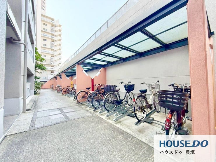 屋根付きの駐輪場があり、自転車を雨や直射日光から守れます。