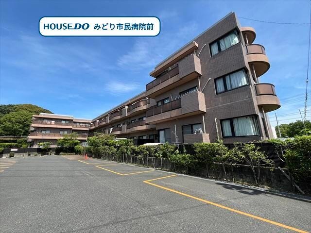【外観】
3階建て低層マンションです。
名鉄名古屋本線/中京競馬場前駅 徒歩約28分、市営バス「桶狭間寺前」停 徒歩約2分。