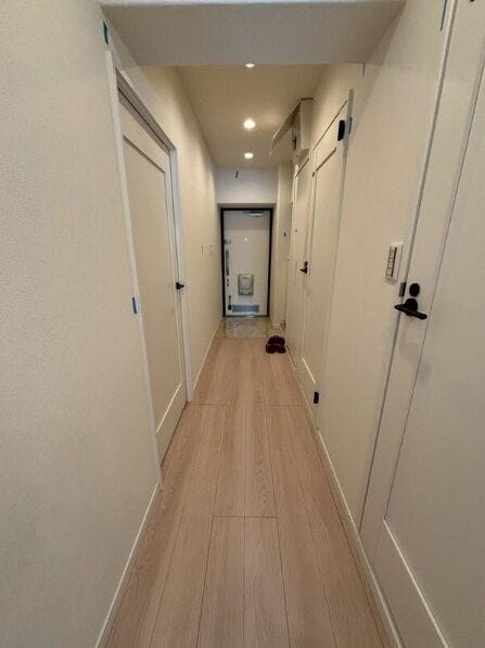 廊下には物入があり、日々良く使うものや外出時のバッグ等々しまっておくことができます。