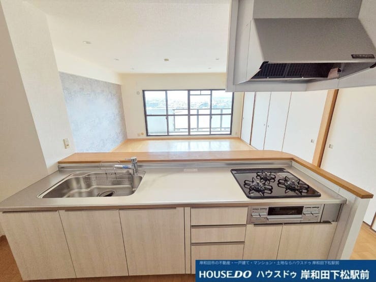 新調された美しいシステムキッチン。お料理中も家族の会話が弾み、毎日の家事タイムが楽しみに変わります。
