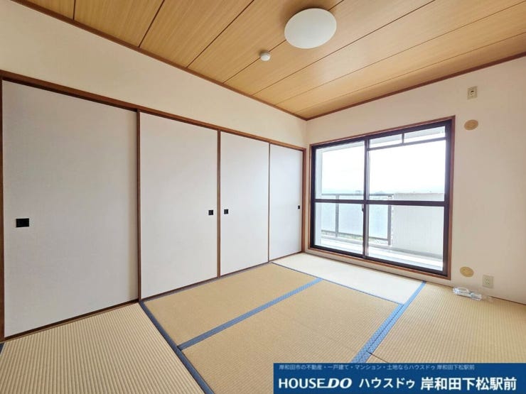 洗濯物をたたんだりアイロン掛けをしたりする家事スペースとしても重宝。押入が近いので収納もスムーズです。
