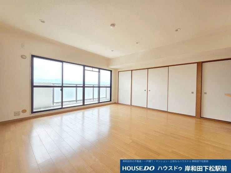 隣接する和室の引き戸を開放すれば、さらに開放的な大空間に!レイアウト自在で暮らしの幅が広がります。