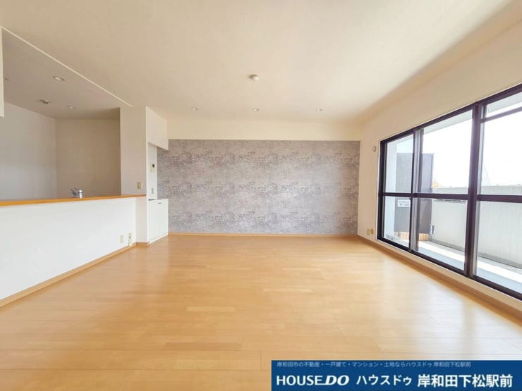 最上階11階ならではの圧倒的な開放感!南東向きの大きな窓からあたたかな陽光が差し込む、明るい家族の団らんスペースです。