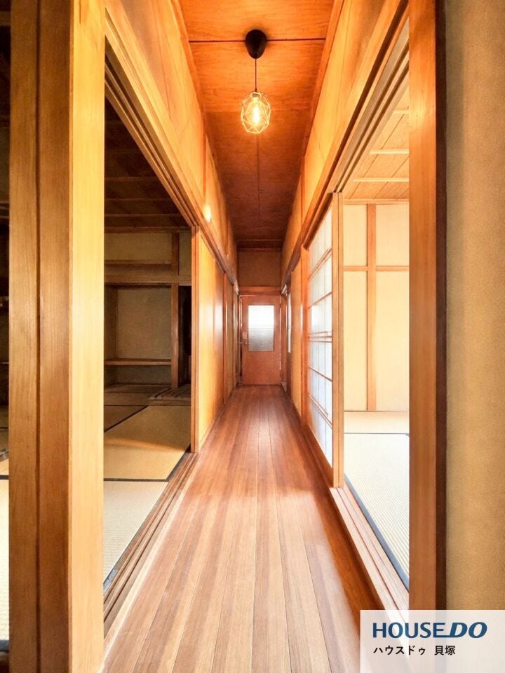 木の温もりとレトロな照明が調和した、趣のある廊下です♪