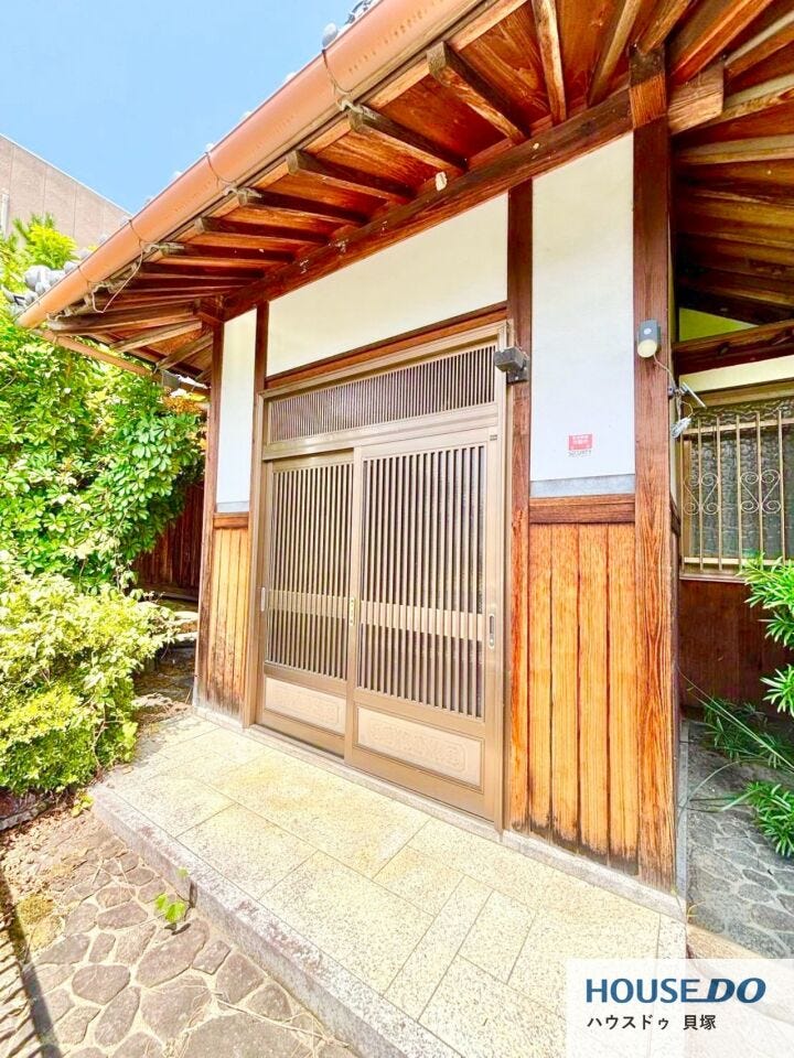 格子戸と木の温もりが調和した、趣のある玄関です。落ち着いた和の雰囲気が住まいの第一印象を彩ります♪