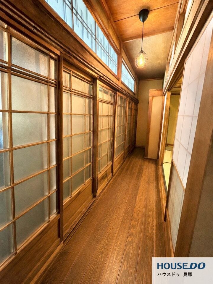 障子や木製建具が和の風情を感じさせる、落ち着きのある空間です。