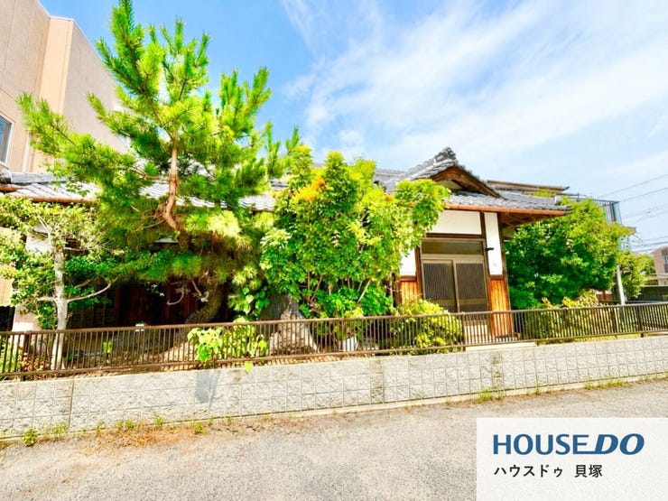 緑豊かな植栽と瓦屋根が趣を感じさせる、落ち着いた佇まいの住まいです♪
