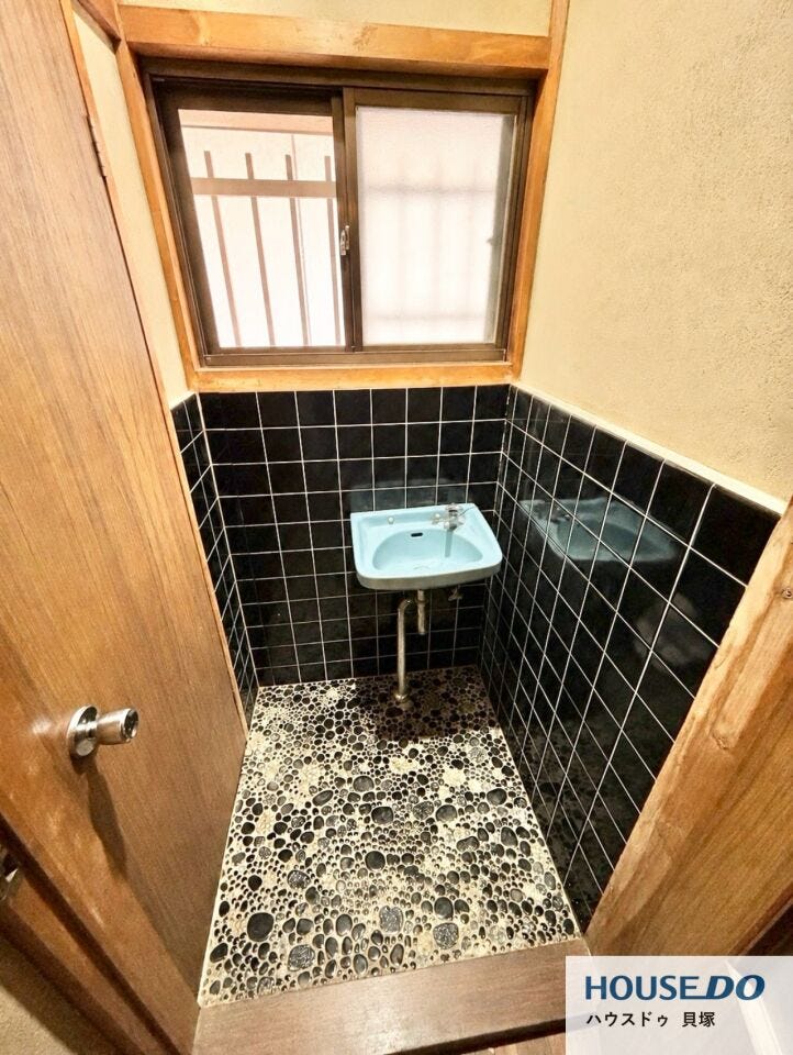 窓付きで明るさと換気にも配慮された、レトロなタイルが印象的な手洗いスペースです♪