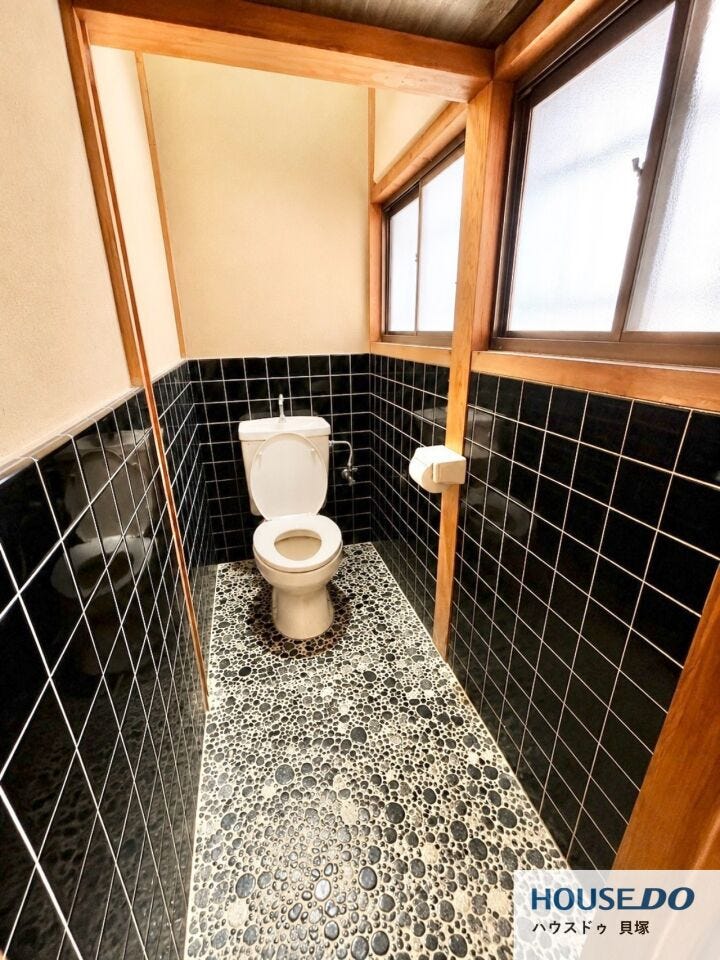 清潔感のある明るいトイレ空間♪上部棚付きで、日用品の収納にも便利です!