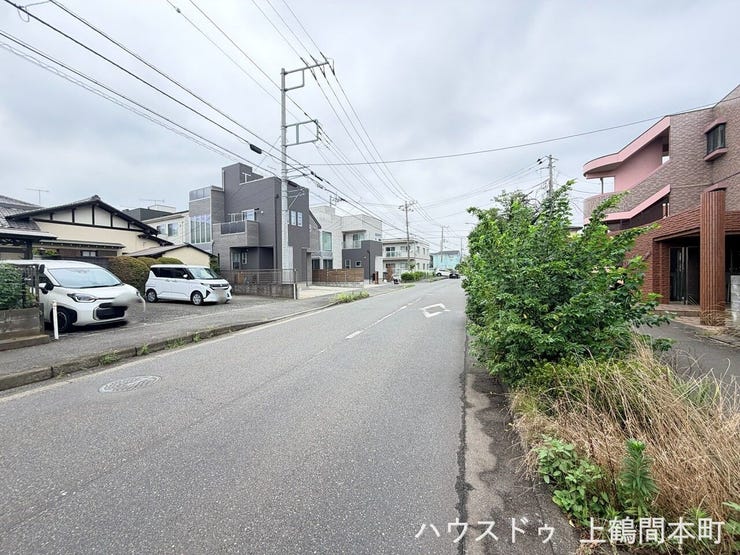車通りが比較的落ち着いた前面道路で、穏やかな暮らしを演出。