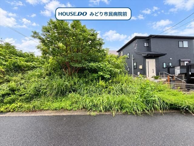 【外観】
約45.98坪のゆとりある広さのお土地です!
緑豊かで落ち着いた雰囲気の住宅街が広がるエリアです。