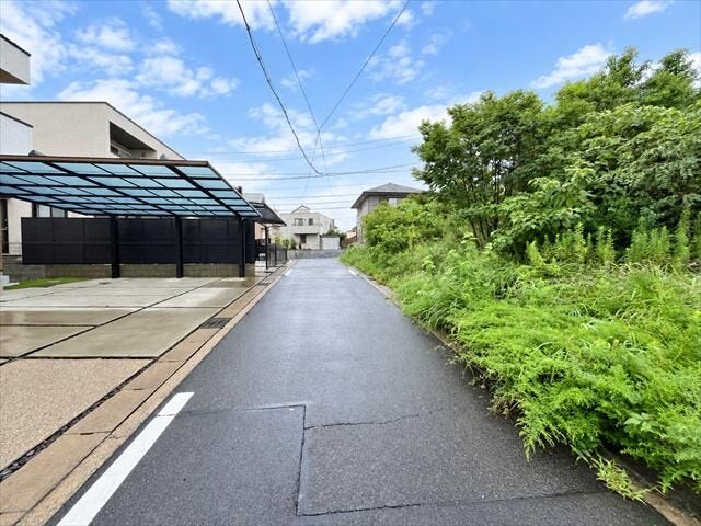 幅員約3.9mの北側前面道路です。車がすれ違うには厳しい道幅ですが、車はスピードを抑えて走行するので、お子様にも安全な道幅となっています。