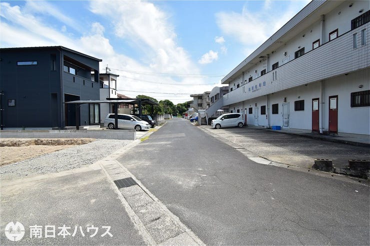 【前面道路】東南向きの前面道路幅は約6mです!交通量の少ない団地内の道路で静かな住環境です♪