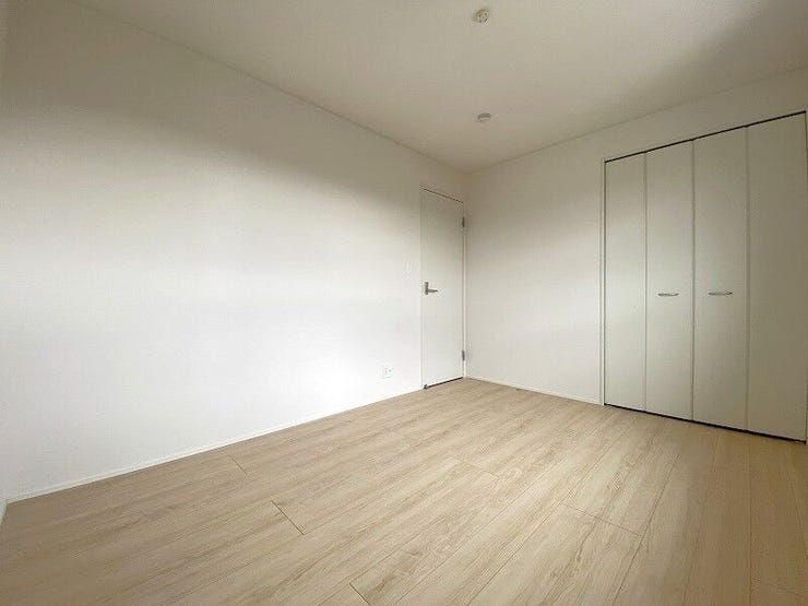 明るい洋室はお子様のお部屋としても良いですね!