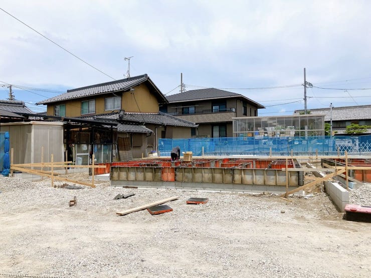 【南向きの土地】
南向きの土地は陽当たりが良く一日を通して明るく暖かな光が差し込みます!
家族が集まるリビングも明るく過ごしやすく、日中は電気をつけずとも明るいこともあり電気代の節約にもなります♪