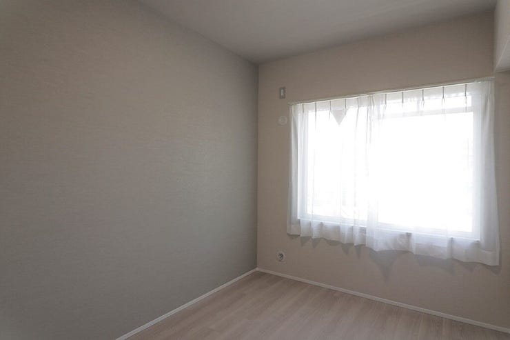 玄関入ってすぐの4.5帖の洋室。
角部屋ならではの2面採光で全居室に窓があり、明るい光に包まれます。