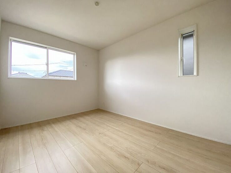明るい洋室はお子様のお部屋としても良いですね!