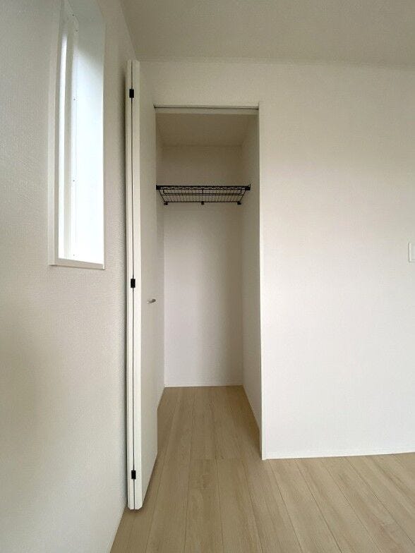 居室にそれぞれクローゼットが設けられています!お部屋はすっきり片付き本来の広さでお使いいただけます♪整然としたお部屋で過ごすのは気持ちがいいものですね。