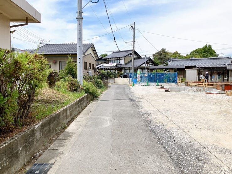 【前面道路】
交通量が少なく静かな環境のため、歩行者や高齢者、お子様にも安心の立地です♪
周辺の騒音も少ないため、落ち着いた雰囲気の中で穏やかな毎日を過ごしたい方にぴったりの住環境です!
