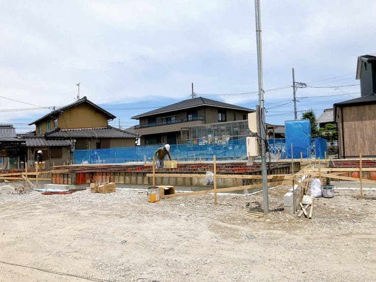 【南向きの土地】
南向きの土地は陽当たりが良く一日を通して明るく暖かな光が差し込みます!
家族が集まるリビングも明るく過ごしやすく、日中は電気をつけずとも明るいこともあり電気代の節約にもなります♪