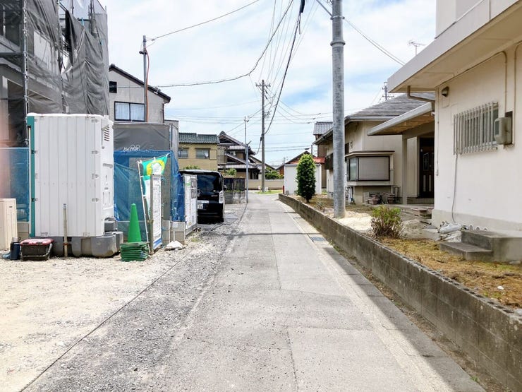 【前面道路】
大型車の通行が少なく、静かで落ち着いた環境が魅力です♪
小さなお子さんがいるご家庭でも安心して暮らせます!
車がスピードを出しにくく、交通事故のリスクも低減される安全な住環境です!
