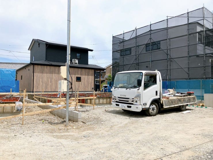 【南向きの土地】
南向きの土地は陽当たりが良く一日を通して明るく暖かな光が差し込みます!
家族が集まるリビングも明るく過ごしやすく、日中は電気をつけずとも明るいこともあり電気代の節約にもなります♪