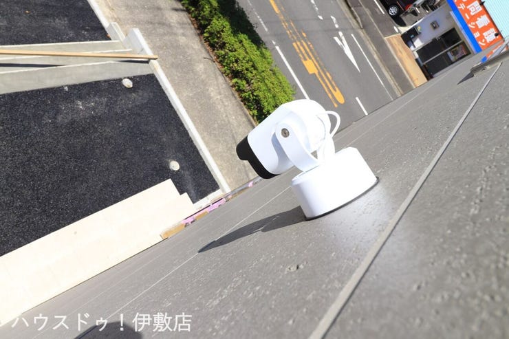 【防犯カメラ(同仕様写真)】
犯罪抑止効果もある防犯カメラ付!玄関、駐車場をしっかりと録画。スマホで確認できます