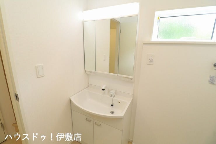 【洗面台(同仕様写真)】
白く清潔な洗面台は一日のはじまりのスイッチを入れるのにピッタリなスペース。