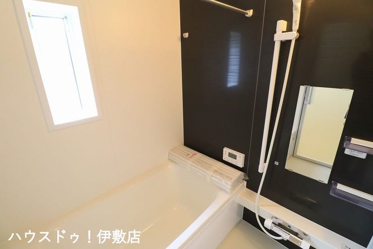 【浴室(同仕様写真)】
シックな雰囲気のくつろぎスペースの浴室。ゆったり足を伸ばして入浴でき、一日の疲れも癒されそうですね。