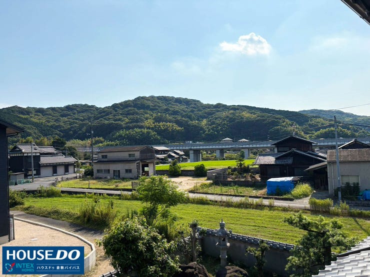 【緑広がるパノラマ感!心癒やされる2階からの眺望】
青空と豊かな緑がどこまでも広がる気持ちの良いロケーション!高い建物がなく解放感一杯で季節の移ろいを感じながら家族でゆったり和める贅沢な景色です♪