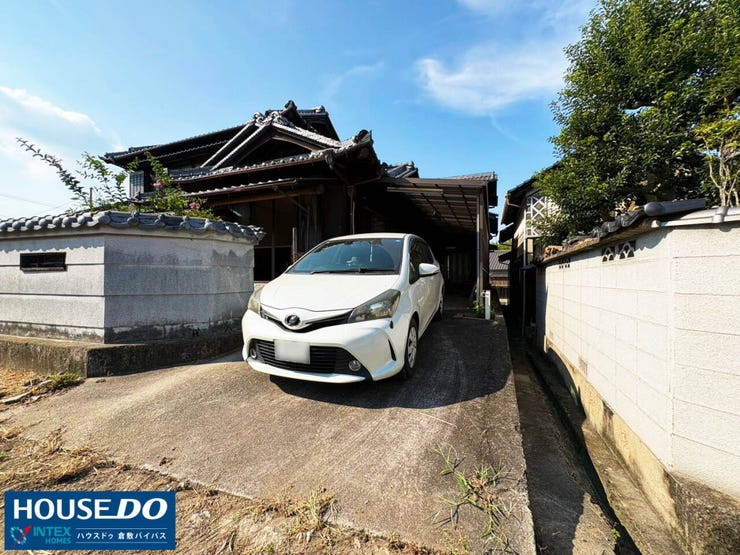【お車をすっきり駐車!便利な駐車スペース】
敷地内に愛車を停められる駐車エリアを完備!お家と直結した配置のためお買い物後の重い荷物の運び出しや雨の日のお子様の乗り降りもスムーズで快適です♪
